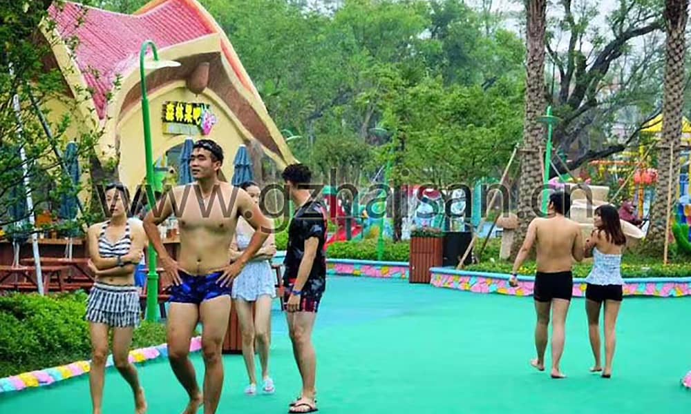 水上游乐设施纷繁多样，包括众多刺激、考验身体技巧的娱乐项目