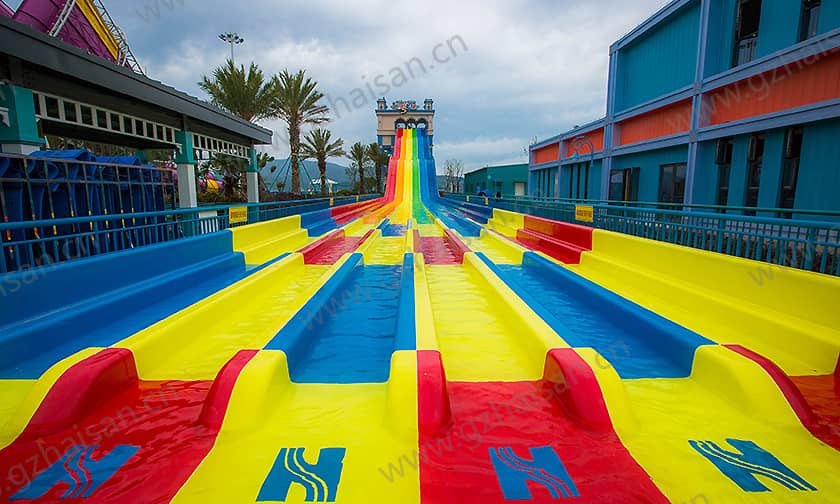 浙江宁波大目湾阿拉的海水上乐园竞赛滑道
