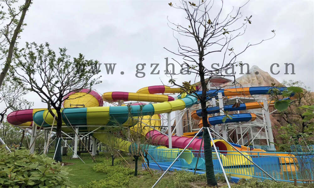 建造水上乐园时如何进行人员培训？