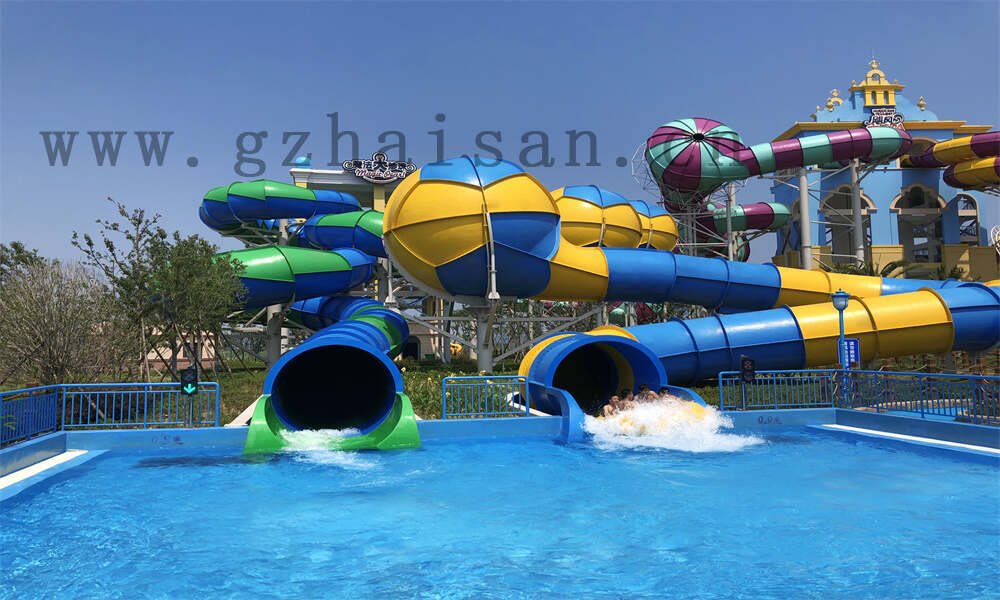 建造水上乐园时应如何考虑到天气因素？