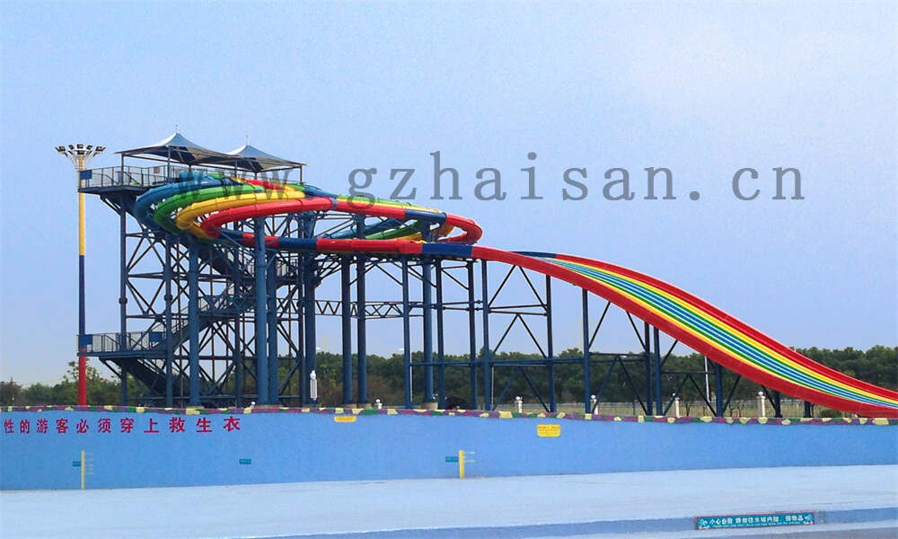 水上乐园水滑梯刺激无限，畅享清凉夏日