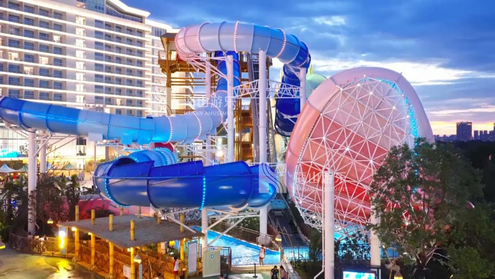 双重风暴，极致竞速——星际盘旋+巨浪翻滚组合引爆水乐园刺激体验